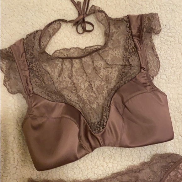 VS lingerie set - Picture 4 of 7